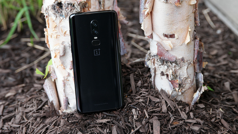 From the back, the OP6 looks and feels a lot like a Galaxy S9. That’s not a bad thing, but it’s not terribly exciting either